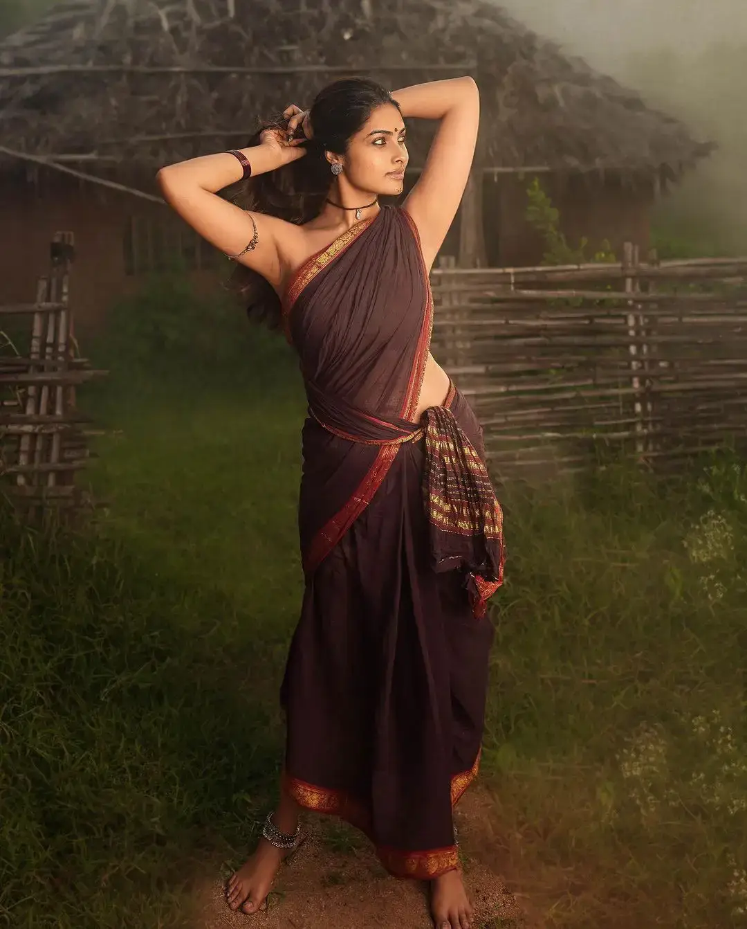 DIVI VADTHYA MESMERIZING LOOKS IN BEAUTIFUL MAROON SAREE 6